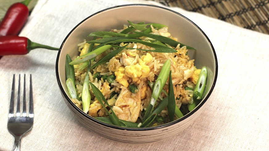Кхао Пхад Кай (тайский жареный рис с курицей и яйцом)